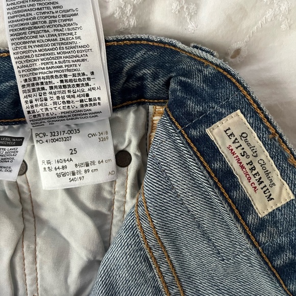 Levi’s 501 Jean Shorts - Picture 4 of 4